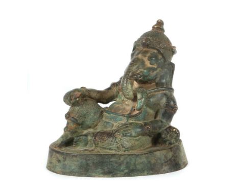 GaneshaIndien/Nepal, 20. Jh., Bronze/patiniert, sich an Sitzrolle lehnender Ganesha mit Ratte und Schlangengürtel auf ovalem 