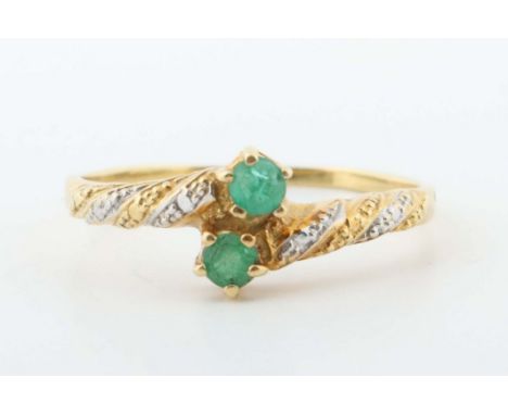 Zierlicher Croisé-Ring mit SmaragdenGelbgold 750, sehr schmale Ringschiene, zu den Schultern hin breiter werdend, diese in al