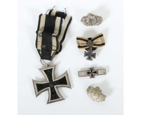 EK1 und AuszeichnungenKaiserreich, 1 x Eisernes Kreuz 1813-1914, Eisenkern, glänzend schwarz, großer Ring, an getragenem Band