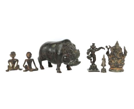 6 asiatische PlastikenBronze u. a., Indonesien/Indien u. a., best. aus: 1x stehender Miniaturbuddha, wohl Thailand; 2x Kleinb
