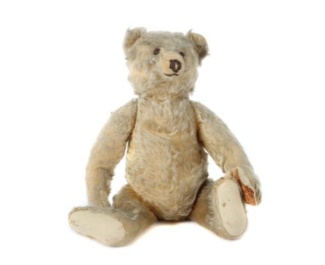 Original TeddySteiff, wohl Nr. 5341,01, 1960er Jahre, wohl Mohair honigfarben, H: 41 cm. Altersspuren, Kippstimme defekt, Fil