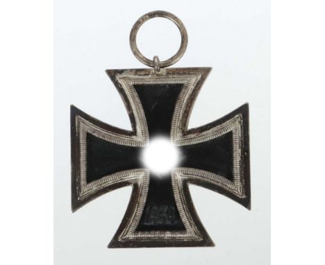 Eisernes Kreuz1939, 2. Klasse, mit Öse und Ring, magnetischer Eisenkern geschwärzt, Hoheitszeichen und 1939, Punze "13" auf R