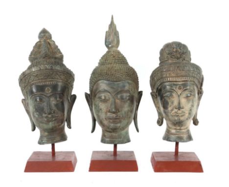 3 BuddhaköpfeKambodscha, 20. Jh., Bronze patiniert, 3 bekrönte Häupter, die Gesichter je mit feinen Zügen, gesenktem Blick un