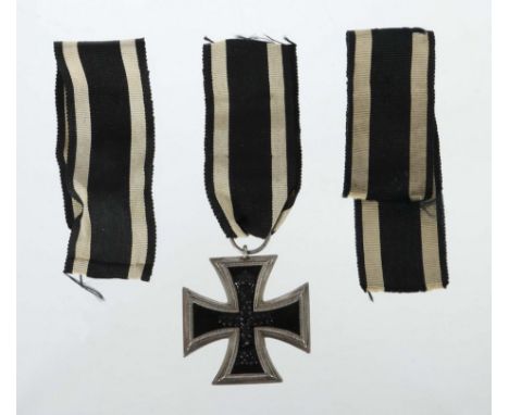 Eisernes Kreuz1914, 2. Klasse, mit Öse und Ring, magnetischer Eisenkern, komplett geschwärzt, ohne Punze, anbei 3 Bandstücke 