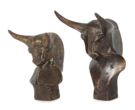 Bildhauer des 20. Jh.2x "Minotauros", Bronze, stilisierte Büste des mythologischen Wesens, bodenseitig monogr. CR, H: 11 u. 9