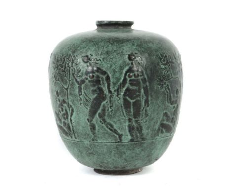 Nuss, Fritz attr.Göppingen 1907 - 1999 Strümpfelbach, Bildhauer, Maler und Zeichner, Prof.. "Reliefvase", Bronze, grün patini