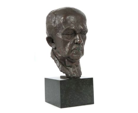Bildhauer/in des 20. Jh."Büste Richard Strauss", Bronze, patiniert, vollplastische, leicht stilisierte Ausführung, auf einem 