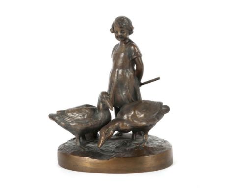 Bildhauer des 20. Jh."Gänseliesel", Bronze, patiniert, Figurengruppe eines Mädchens beim Hüten zweier Gänse, auf ovalem Terra