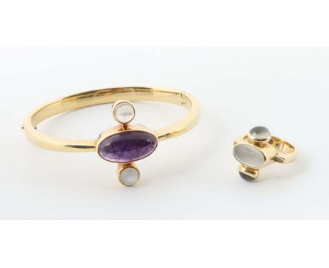 Außergewöhnliches UnikatschmucksetGelbgold 750/Mondstein/Amethyst, 2-tlg. best. aus 1 Armreif mittig besetzt mit einem querov