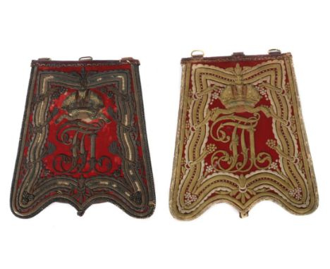 2 Säbeltaschenwohl für Stabsoffiziere der k. k. Husaren, ca. um 1850/70, variierende Ausführung, Deckel je aus rotem Leder, m