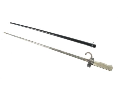 Nadelbajonett mit ScheideAnfang 20. Jh./1. WK, Seitengewehr französisches Modell Lebel M 1886, Dornklinge mit kreuzförmigem Q