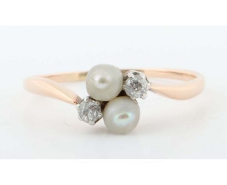 Zierlicher Croisé-Ring mit Perlen und DiamantenRoségold 585, sehr schmale Ringschiene schauseitig gegenläufig auslaufend, die