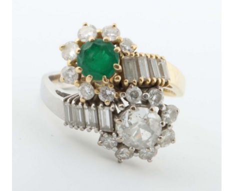 "Toi et Moi" Ring mit Smaragd und DiamantenGelbgold/Weißgold 750, schmale, polierte Ringschiene halb aus Gelb- halb aus Weißg