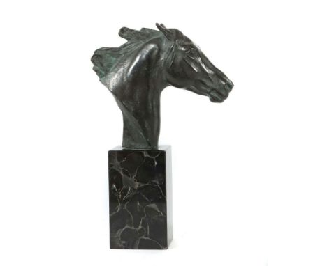 Hussmann, Albert HinrichLüdingworth 1874 - 1946 Fürstenberg, deutscher Bildhauer und Maler. "Pferdekopf", Bronze, patiniert, 