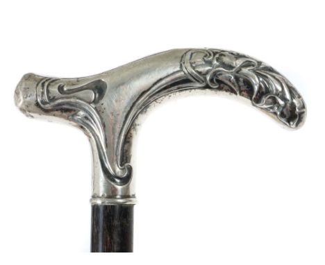 Jugendstil-SpazierstockDeutschland, um 1910, dunkler Holzschuss, flache Metallzwinge, Griff aus Silber 800 mit erhabener Flor