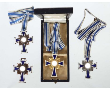 4 x Ehrenkreuz der Mutter2. WK, Buntmetall, weiß und blau emailliert, im Zentrum das Hoheitszeichen emailliert, 1 x Ausführun