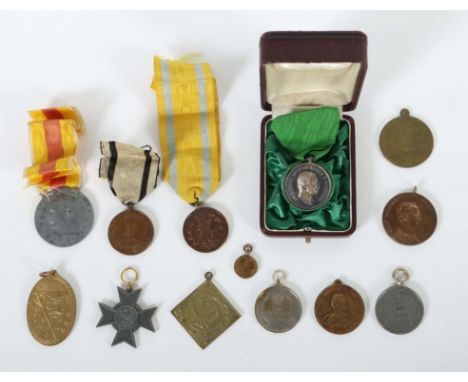 13 Abzeichen und MedaillenKaisserreich 1870/71 - 1918, 1 x Preussen, Gedenkmünze für Kämpfer am Band + Miniatur; 2 x Kriegsge