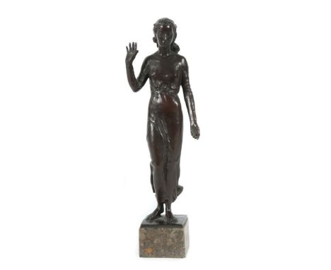 Bildhauer des 20. Jh."Stehende Dame", Bronze, vollplastische Figurendarstellung einer jungen Frau, ihre rechte Hand zum Gruß 