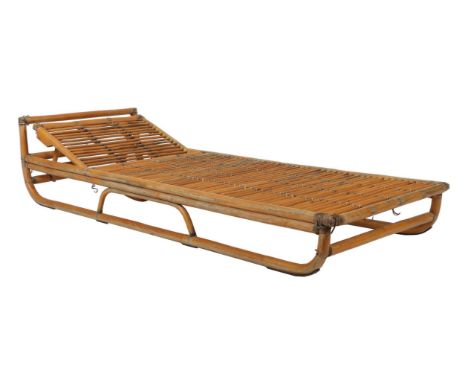 Rattan-Daybed mit aufstellbarem Kopfteil2. Hälfte 20. Jh., Konstruktion aus Rattan mit umwickelten Verbindungen, Gartenliege 