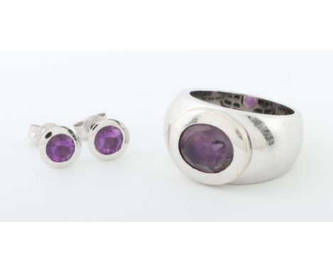 Weißgoldring mit OhrsteckernWeißgold 585/750, breiter 18kt-Bandring mittig mit querovalem Amethysten in aufgesetzter Zargenfa