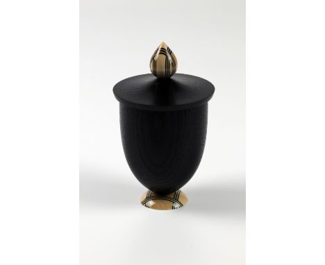 Carlyn Lindsay (UK) Ash box with laminted finial and foot 11x7cm. Signed
Small is beautiful! I love the shape, proportion and