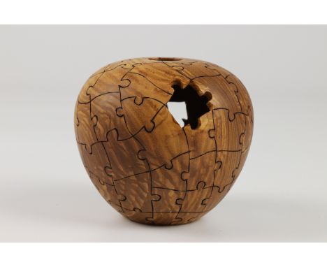 Art Liestman &amp; Larry Stevenson (Canada) ash hollow form 10x10cm. Signed&nbsp;
My first puzzle illusion vessel was chosen 