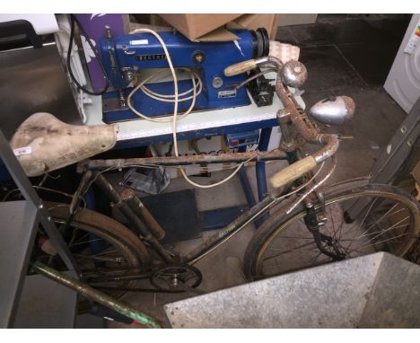 A vintage gents Raleigh 3 speed Sturmey Archer bike. 