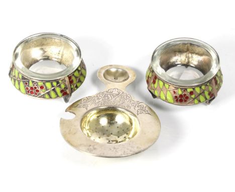 A Russian silver tea strainer, 1896-1908 kokoshnik mark; and a pair of later enamel salts with clear glass liners 