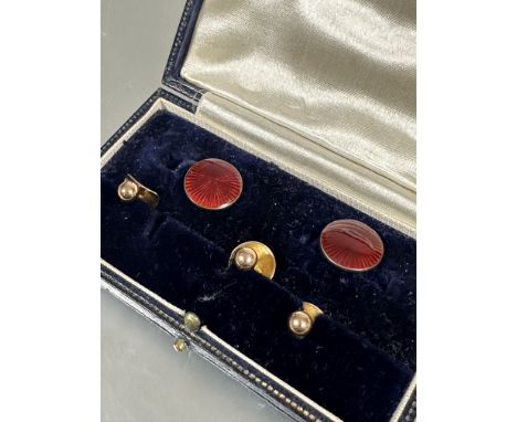 A pair of circular red guilloche enamel buttons, ( D x 1.2cm) and three 9ct gold dress studs, one a/f.&nbsp;