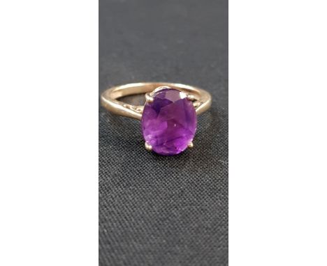 9CT GOLD AND AMETHYST RING