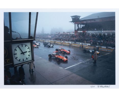 Rainer W. Schlegelmilch (Suhl 1941). Jacky Ickx auf der Pole Position,. Giclée. 42 x 59 cm. Unter Passepartout und Glas gerah