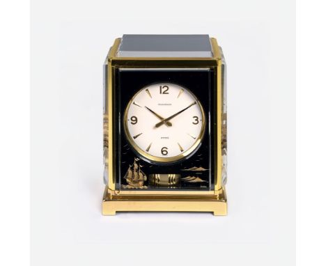 Jaeger-LeCoultre. Atmos Tischuhr 'Marina'. 1973. Messing, Plexiglas. H. 23 cm, B. 18 cm, T. 13,5 cm. Weißes Zifferblatt, gold