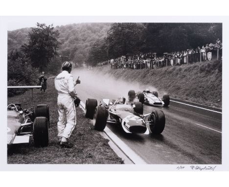 Rainer W. Schlegelmilch (Suhl 1941). Der ausgeschiedene Graham Hill. Giclée. 42 x 59 cm. Unter Passepartout und Glas gerahmt.