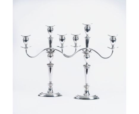 Reid &amp; Sons Sheffield, 20. Jh. Paar Girandolen. Sheffield. 1928-29, 1930-31. Silber. H. gesamt 49 cm. Gest.: BZ., MZ.: 'R