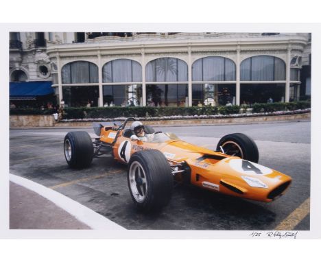 Rainer W. Schlegelmilch (Suhl 1941). Bruce McLaren auf McLaren Ford. Giclée. 42 x 59 cm. Unter Passepartout und Glas gerahmt.
