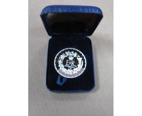 A 1977 Silver Jubilee Commemorative Medal in Sterling Silver, by John Pinches Ltd, cased.