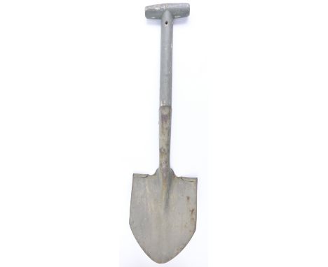 A 1980s British military issue vehicle type spade, bearing a broad arrow and dated 1982, 71.5 cm