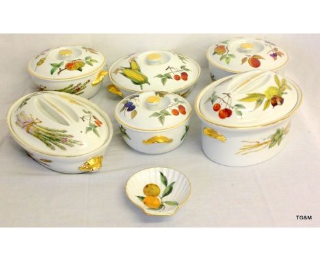 7 pieces of Royal Worcester Evesham in include 6 tureens and 1 dish