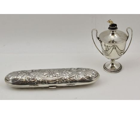 WILLIAMS (BIRMINGHAM) AN EDWARDIAN SILVER CIGAR LIGHTER of twin-handled urn form with swag decoration, on pedestal foot, Birm