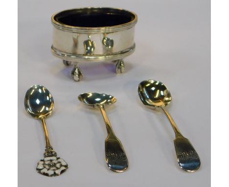 A group of small silver, comprising an early 20thC open salt, of oval form raised on ball and claw feet, with blue glass line