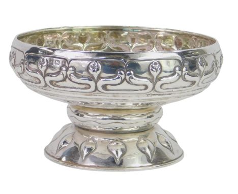 An Edward VII Art Nouveau silver pedestal bowl, embossed with floral and leaf motifs, on a circular foot, Birmingham 1906, 5.