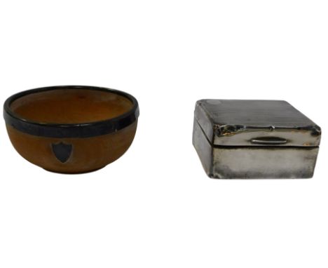 A George V silver cigarette box, the lid with part engine turned decoration and oval vacant cartouche, Birmingham 1925, 9cm w