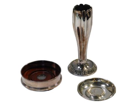 An Edward VII silver dish, inset with a 1901 Queen Victoria half crown, London 1901, 1.39oz, together with a silver plated wi