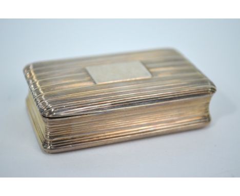 A George IV reeded silver snuff-box with gilt interior, maker TS, Birmingham 1822, 5.6 cm wide