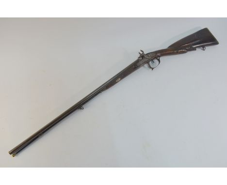 A fine quality 19th century French percussion lock double-barrelled sporting gun with 73 cm Damascus barrels, ebonised ramrod