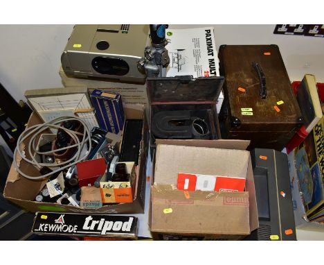 A BOX AND LOOSE PHOTOGRAPHIC EQUIPMENT, to include a boxed magic lantern with fluted chimney and seven inch lens, a boxed vin