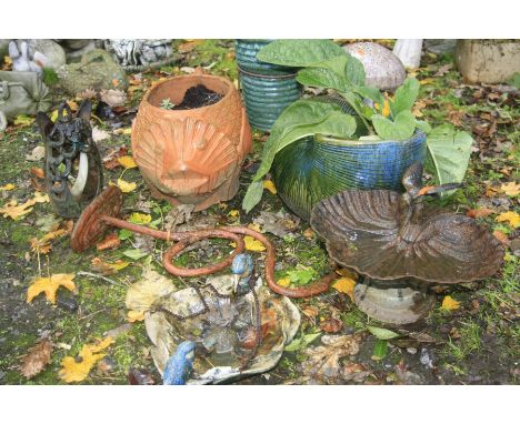 A SMALL COLLECTION OF GARDEN PLANTERS AND ORNAMENTS to include a terracotta fish planter, a glazed shell planter, small metal