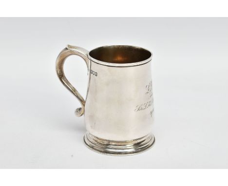 A SILVER TANKARD, bell shaped tankard, engraved 'L.J.D from Sir L.M.S Pilkington 1900', fitted with a scroll handle, on a cir