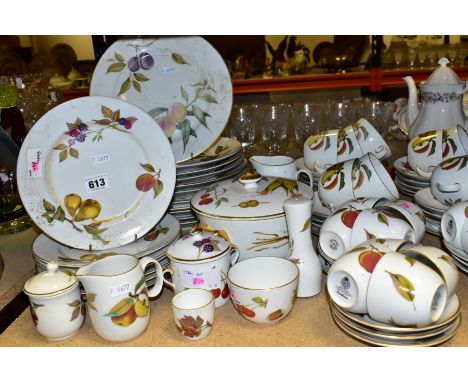 A FORTY SIX PIECE ROYAL WORCESTER EVESHAM PART DINNER SERVICE AND OTHER CERAMIC ITEMS, to include a part dinner service compr