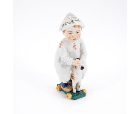 KLEINER JUNGE MIT ZEITUNGSHUT AUF HOLZPFERDCHEN. Meissen. Datierung: 1983. Meister/Entwerfer: Entwurf K. Hentschel, 1905. Mat